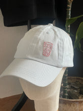 Lade das Bild in den Galerie-Viewer, Handbestickte Cap Dubbeglas