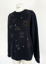 Lade das Bild in den Galerie-Viewer, Handbestickter Sweater Sternzeichen