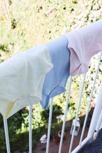 Lade das Bild in den Galerie-Viewer, Handbestickter Babybody aus Bio-Baumwolle rosa