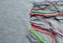 Lade das Bild in den Galerie-Viewer, Handbesticktes Bio-Baumwollshirt grau