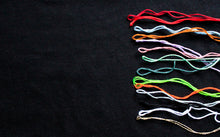 Lade das Bild in den Galerie-Viewer, Handbesticktes Bio-Baumwollshirt schwarz