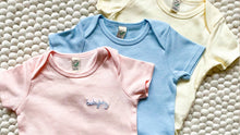 Lade das Bild in den Galerie-Viewer, Handbestickter Babybody aus Bio-Baumwolle blau