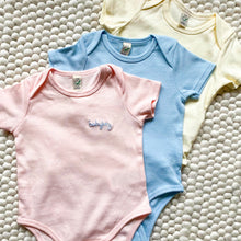 Lade das Bild in den Galerie-Viewer, Handbestickter Babybody aus Bio-Baumwolle rosa
