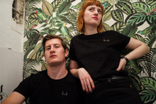 Lade das Bild in den Galerie-Viewer, Handbesticktes Bio-Baumwollshirt schwarz