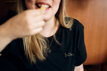 Lade das Bild in den Galerie-Viewer, Handbesticktes Bio-Baumwollshirt schwarz