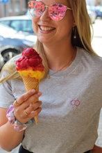 Lade das Bild in den Galerie-Viewer, Handbesticktes Bio-Baumwollshirt grau