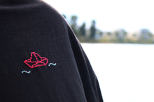 Lade das Bild in den Galerie-Viewer, Handbesticktes Bio-Baumwollshirt schwarz