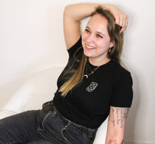 Lade das Bild in den Galerie-Viewer, Handbesticktes Bio-Baumwollshirt schwarz