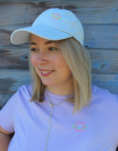 Lade das Bild in den Galerie-Viewer, Handbestickte Cap hellblau