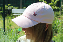 Lade das Bild in den Galerie-Viewer, Handbestickte Cap rosa