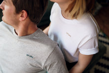 Lade das Bild in den Galerie-Viewer, Handbesticktes Bio-Baumwollshirt grau