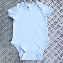 Lade das Bild in den Galerie-Viewer, Handbestickter Babybody aus Bio-Baumwolle blau