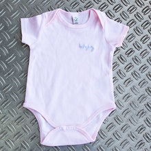 Lade das Bild in den Galerie-Viewer, Handbestickter Babybody aus Bio-Baumwolle rosa