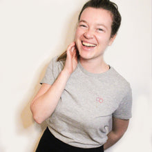 Lade das Bild in den Galerie-Viewer, Handbesticktes Bio-Baumwollshirt grau