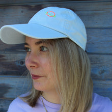 Lade das Bild in den Galerie-Viewer, Handbestickte Cap hellblau