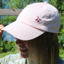 Lade das Bild in den Galerie-Viewer, Handbestickte Cap rosa