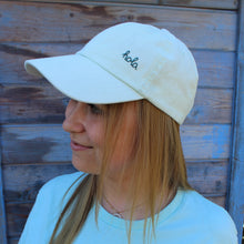 Lade das Bild in den Galerie-Viewer, Handbestickte Cap hellgrün