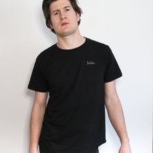 Lade das Bild in den Galerie-Viewer, Handbesticktes Bio-Baumwollshirt schwarz