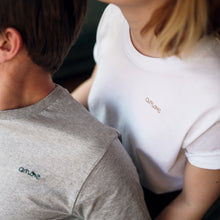 Lade das Bild in den Galerie-Viewer, Handbesticktes Bio-Baumwollshirt weiß