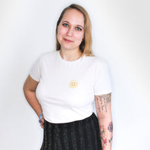 Lade das Bild in den Galerie-Viewer, Handbesticktes Bio-Baumwollshirt weiß