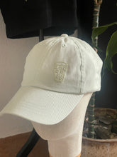 Lade das Bild in den Galerie-Viewer, Handbestickte Cap Dubbeglas
