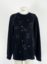 Lade das Bild in den Galerie-Viewer, Handbestickter Sweater Sternzeichen
