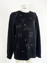 Lade das Bild in den Galerie-Viewer, Handbestickter Sweater Sternzeichen

