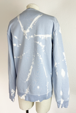Lade das Bild in den Galerie-Viewer, Bestickter tie-dye Sweater
