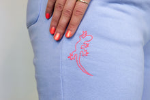 Lade das Bild in den Galerie-Viewer, Joggerset handbestickt royalblau (saisonal)
