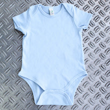 Lade das Bild in den Galerie-Viewer, Handbestickter Babybody aus Bio-Baumwolle blau

