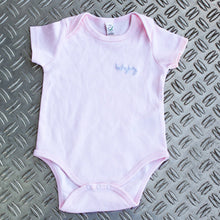 Lade das Bild in den Galerie-Viewer, Handbestickter Babybody aus Bio-Baumwolle rosa
